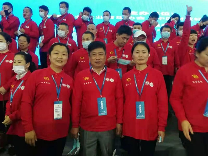 2021年，林源物業(yè)代表與參賽隊(duì)員合影